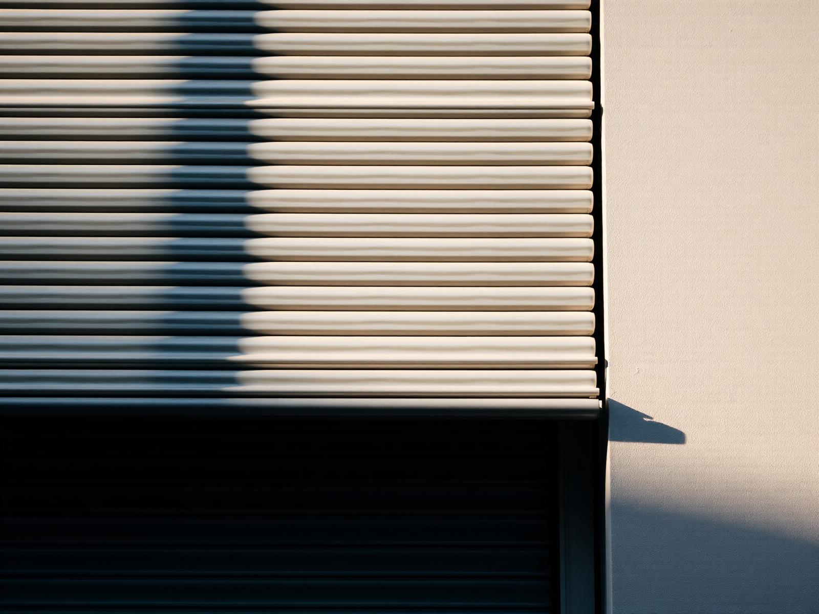 Detail van rolluik op residentiële gevel